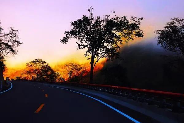 怒江「 美麗公路」，從人間通往「仙境」