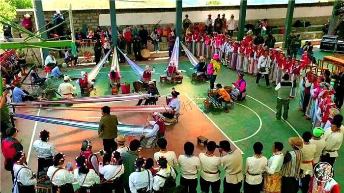 丙中洛是歷代商賈由茶馬古道進(jìn)出西藏的必經(jīng)之地，各族群眾因此在這不斷扎根安家，經(jīng)過(guò)千百年的交流交融，逐步形成了丙中洛鎮(zhèn)現(xiàn)在怒族、獨(dú)龍族、藏族、傈僳族、漢族等16個(gè)民族聚居的格局，各民族早已形成了血脈相連、親密無(wú)間的關(guān)系，新中國(guó)成立后，特別是1954年怒江傈僳族自治州成立后，在黨中央的親切關(guān)懷和黨的民族政策的光輝照耀下，各民族群眾不斷鑄牢中華民族共同體意識(shí)，同舟共濟(jì)，守望相助，團(tuán)結(jié)奮斗，開(kāi)創(chuàng)了社會(huì)進(jìn)步、民族團(tuán)結(jié)、經(jīng)濟(jì)發(fā)展、文化繁榮的大好局面。